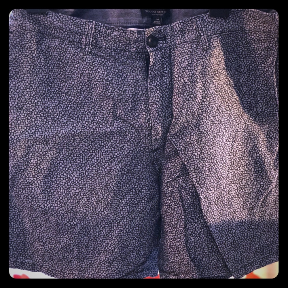 Banana Republic- Flat short with Blue/white design